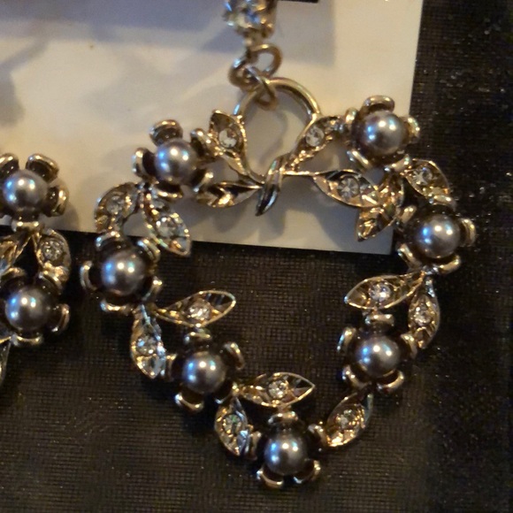 Betsey Johnson Whimsical Pearl & CZ on leaf heart - Picture 4 of 4